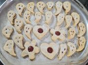 Una foto de galletas de halloween con glasa