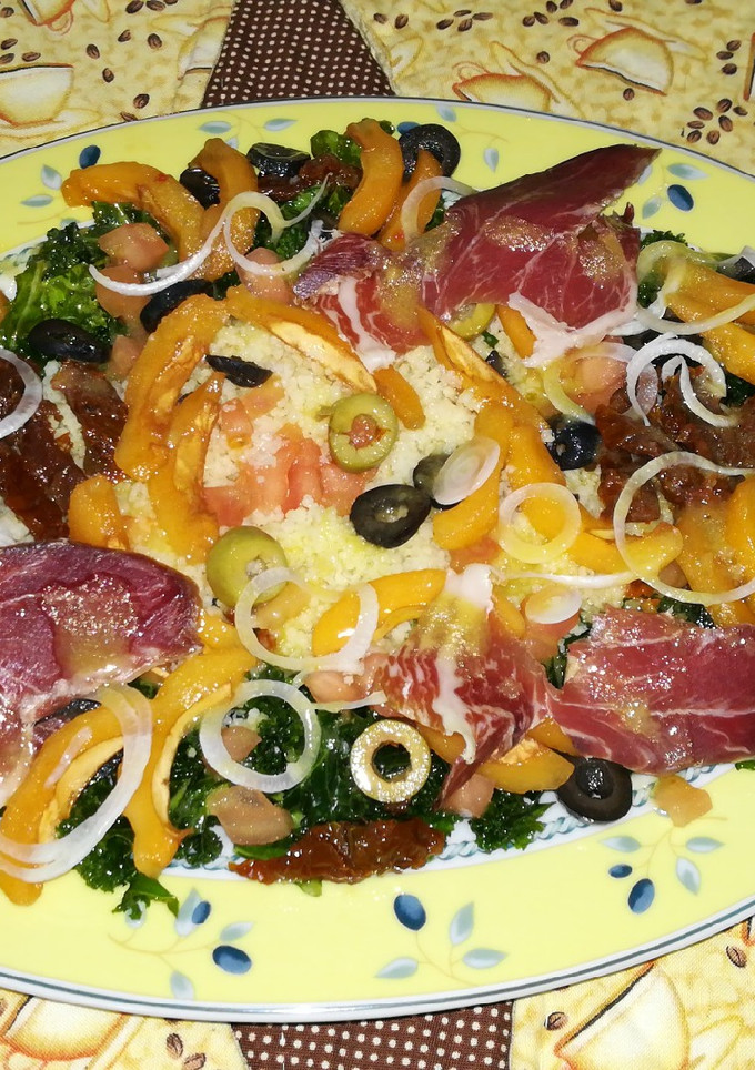 Una foto de Ensalada de kale con cuscus, nísperos y paleta iberica