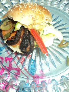 Una foto de Semita con hongos y chile jalapeño rojo el geras