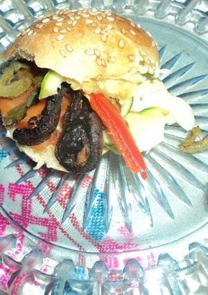 Una foto de Semita con hongos  y chile jalapeño rojo el geras