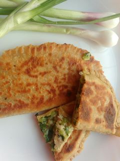 हरी प्याज़ ओट्स पराठा(Hari pyaz oats paratha recipe in Hindi) रेसिपी मुख्य फोटो