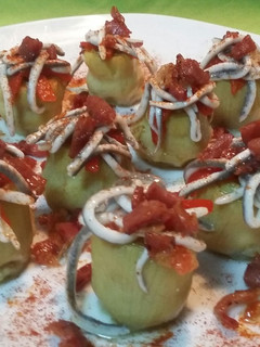Una foto de Alcachofas con gulas y jamón