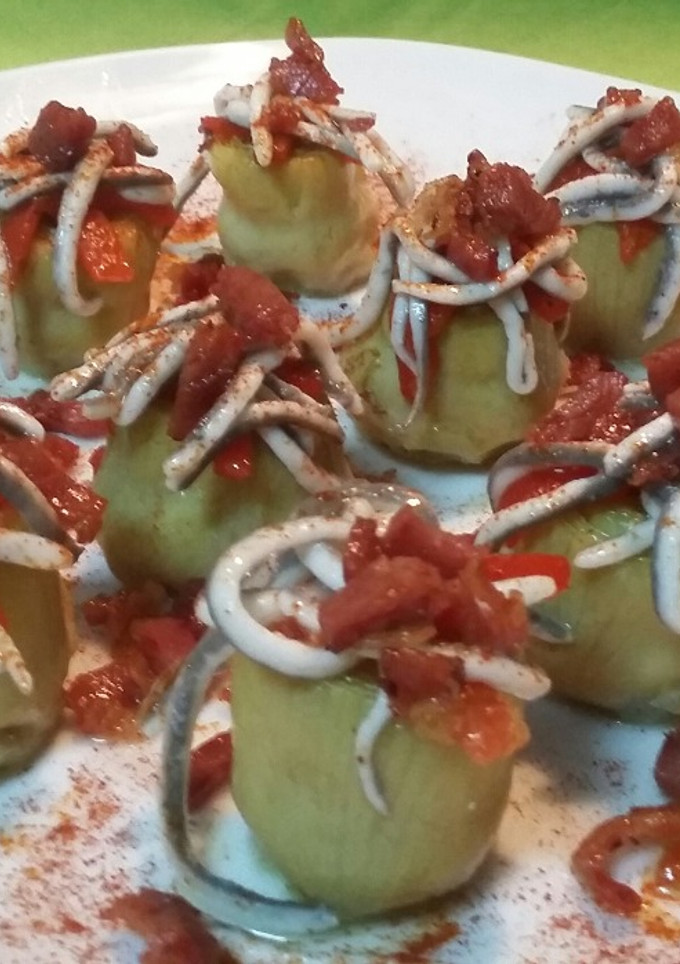 Una foto de Alcachofas con gulas y jamón 