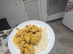 O poză a rețetei Curry de pui cu orez.