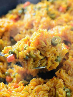 Una foto de Arroz con pollo estilo panameño🇵🇦