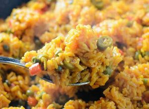 Una foto de Arroz con pollo estilo panameño🇵🇦