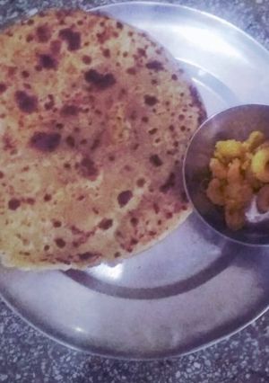 आलू का पराठा (aloo ka paratha recipe in Hindi) रेसिपी मुख्य फोटो