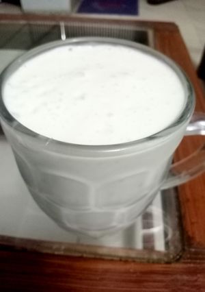 A picture of Mango and banana milkshake.