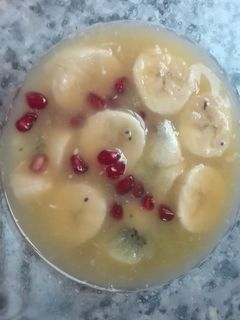 Una foto de Postre de frutas con granada