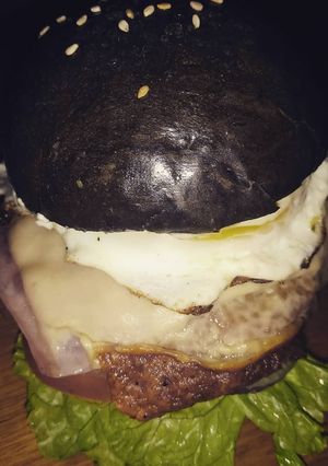 Una foto de Pan de hamburguesa con tinta de calamar