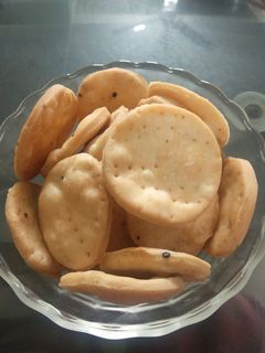 गोल मठरी (gol mathri recipe in Hindi) रेसिपी मुख्य फोटो