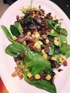 Una foto de Ensalada de espinacas con tocino