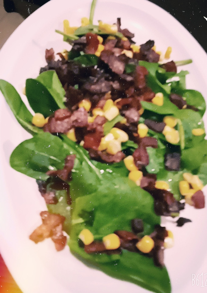 Una foto de Ensalada de espinacas con tocino