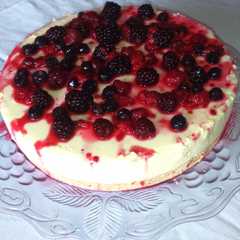 Una foto de Chesscake de frutos del bosque con chocolate blanco