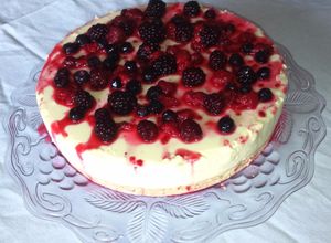 Una foto de Chesscake de frutos del bosque con chocolate blanco