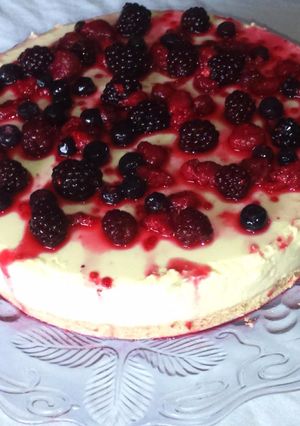 Una foto de Chesscake de frutos del bosque con chocolate blanco