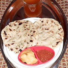 A picture of Jowar Spring Onion Garlic Rotla.