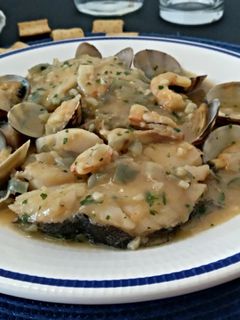 Una foto de Merluza en salsa con gambas y almejas