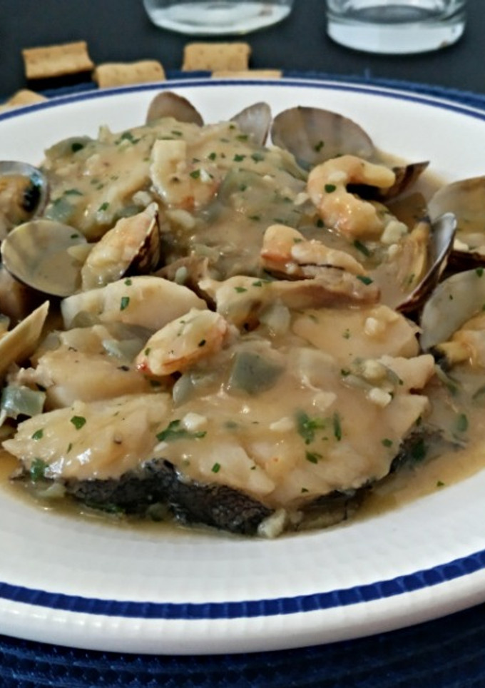 Una foto de Merluza en salsa con gambas y almejas