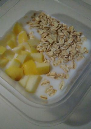 Una foto de Yogurt con fruta y avena