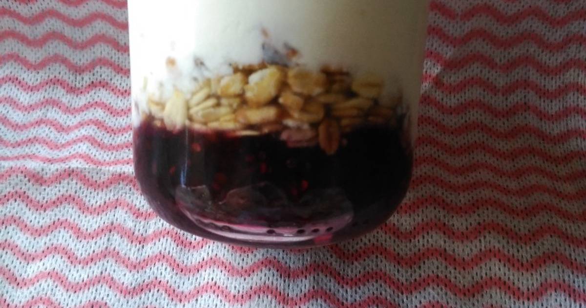 Bol de yogur con fruta y muesli para un desayuno saludable Receta de Ir  CrM- Cookpad