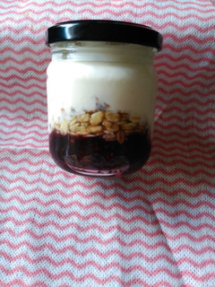 Foto principal de Yogur ecológico natural con mermelada de frutas del bosque y muesli