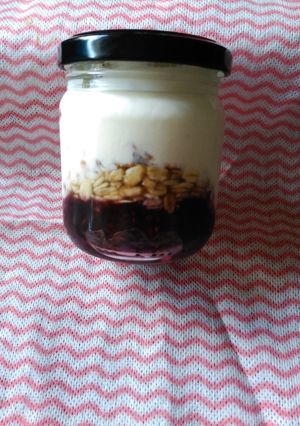 Foto principal de Yogur ecológico natural con mermelada de frutas del bosque y muesli