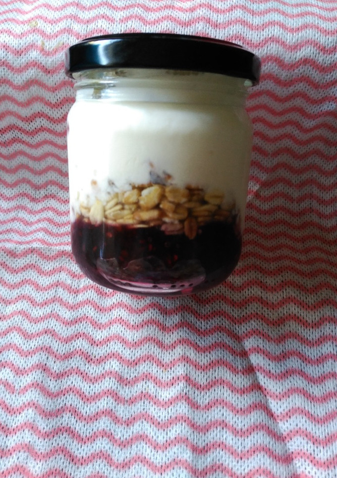 Una foto de Yogur ecológico natural con mermelada de frutas del bosque y muesli
