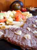 Ensalada de pasta integral y filete de ternera a la plancha