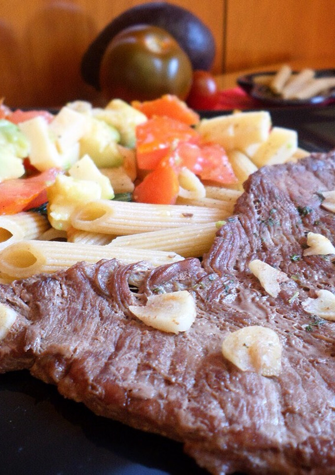 Una foto de Ensalada de pasta integral y filete de ternera a la plancha