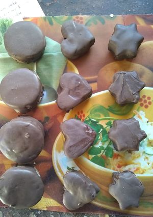 Una foto de Alfajores bañados en chocolate