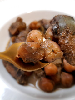 Una foto de Garbanzos al pesto con alcachofas y champiñones