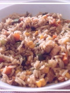 Una foto de Arroz con pollo y vegetales salteados