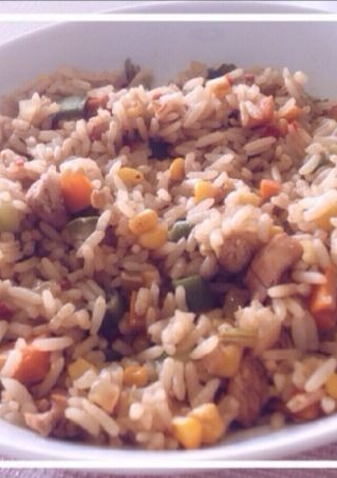 Una foto de Arroz con pollo y vegetales salteados