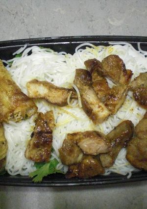Hình của món Bún thịt nướng chả giò.