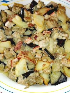 Una foto de Revuelto de berenjenas, patatas y pavo