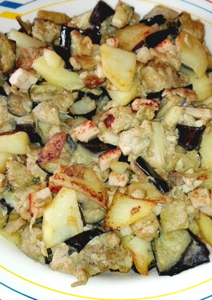Una foto de Revuelto de berenjenas, patatas y pavo