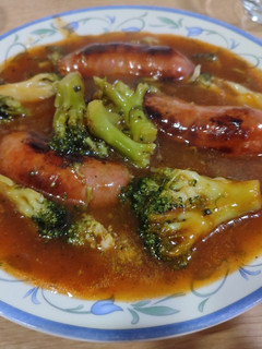 Una foto de Chorizos al dulce de miel con brócoli
