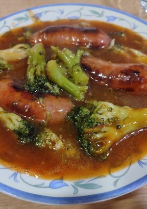 Una foto de Chorizos al dulce de miel con brócoli
