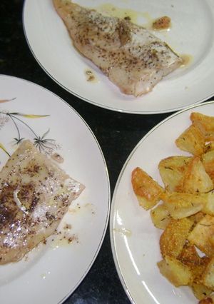 Una foto de Merluza y papas en aceite de Dende