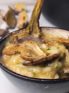 Una foto de Arroz en salsa verde con almejas y alcachofas