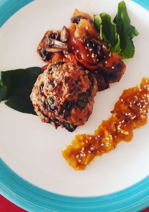 Una foto de Hamburguesa de pavo y espinacas con tomates y champiñones asados 😄😄😄