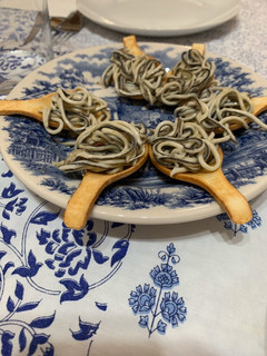 Una foto de Crujiletas de gulas al ajillo