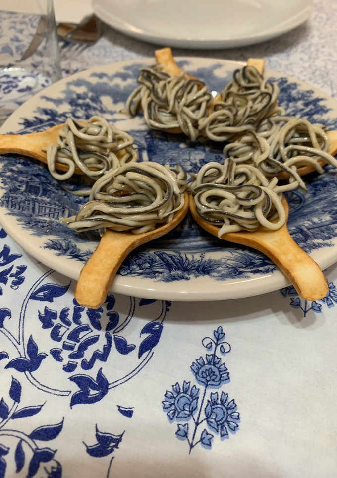 Una foto de Crujiletas de gulas al ajillo
