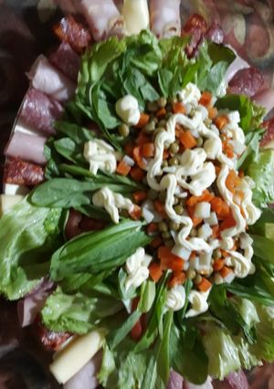 Una foto de Fiambres con ensalada rusa y verde