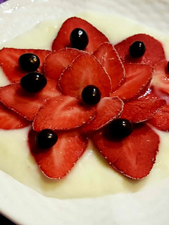 Una foto de Semi helado de fresones laminados en forma de flor con yogur