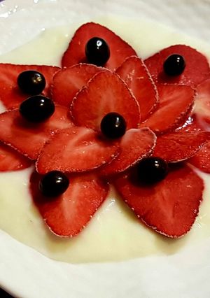 Una foto de Semi helado de fresones laminados en forma de flor con yogur