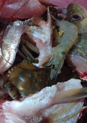 Una foto de Caldo de jaiba con cabeza de robalito y un camarón