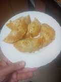 Empanadillas de salchicha fresca y salteado de verduras al horno
