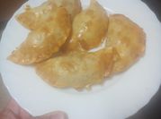 Una foto de verdura salteada con bacon